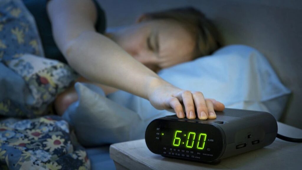 De ce ar putea fi benefic să amânați alarma, când vă treziți, timp de 30 de minute