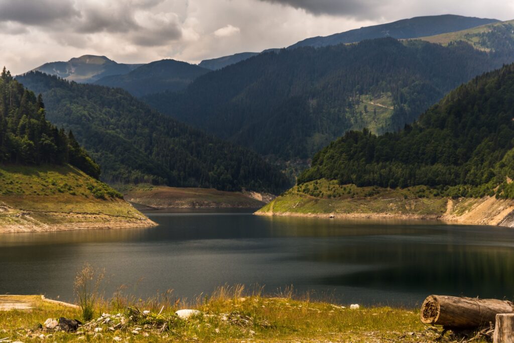 Povestea celui mai impresionant baraj din România. Trece-l pe lista destinațiilor din această toamnă
