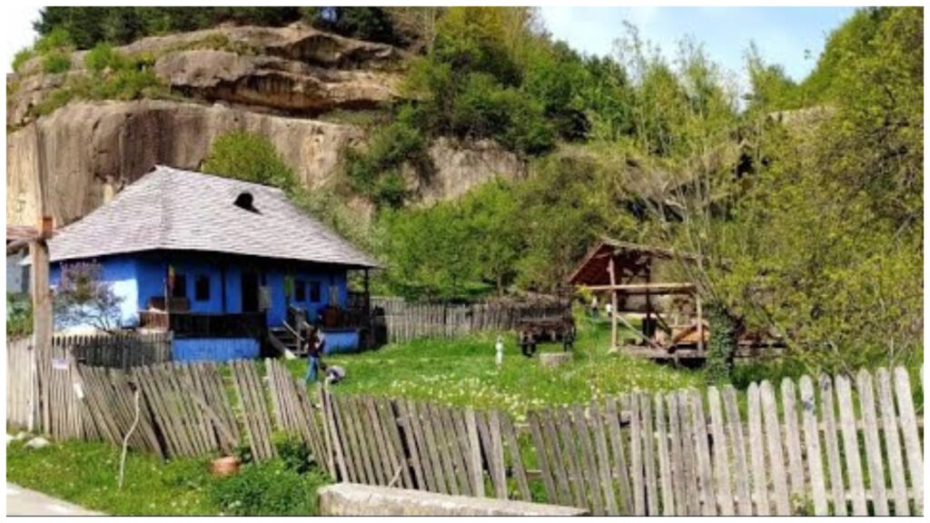 Loc unic în România, gratuit de vizitat. Căsuța Albastră are o cascadă naturală în curte