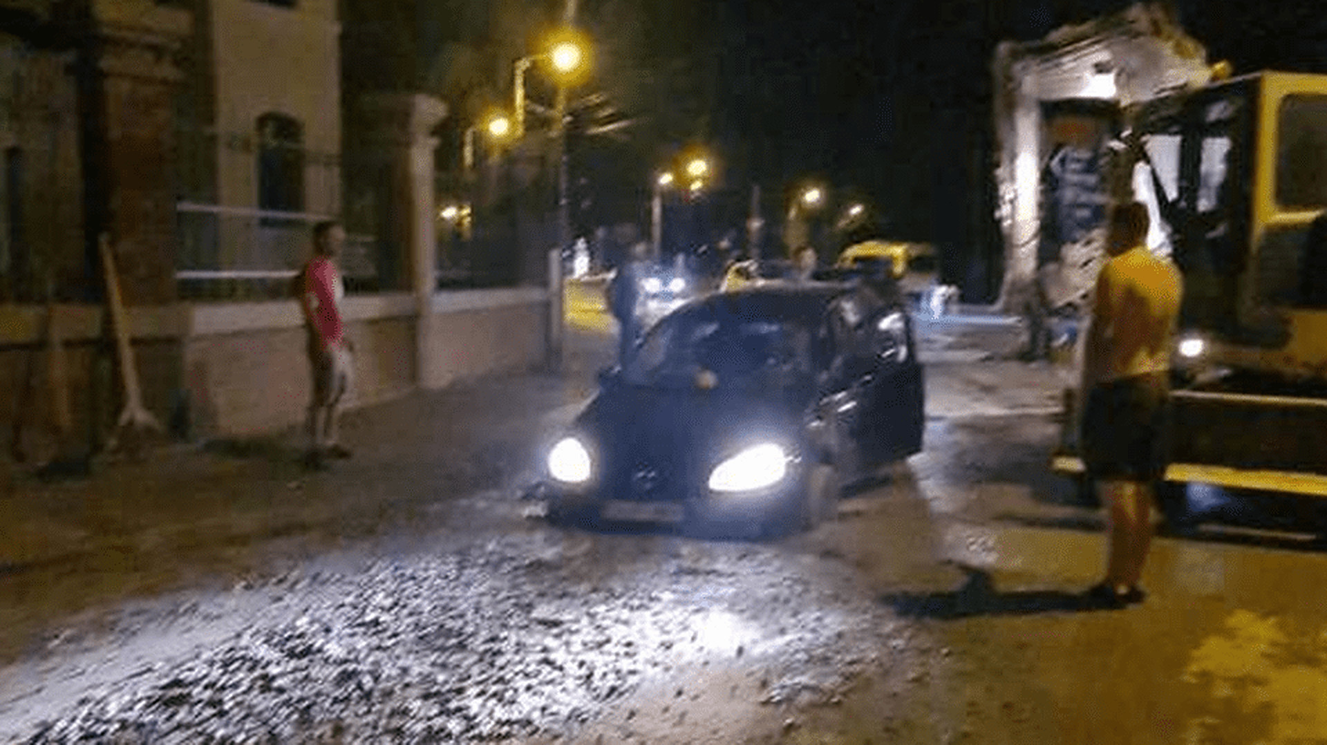 Scene de film în Oradea. Un șofer a rămas cu mașina blocată în betonul proaspăt turnat 