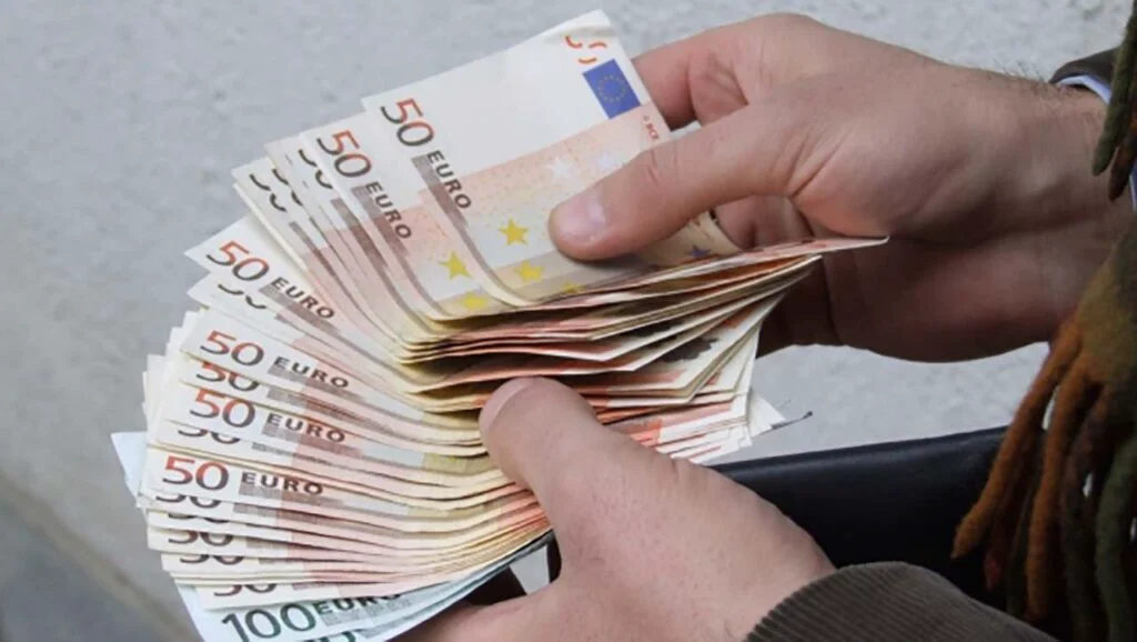 Un român, tată a 13 copii, obligat să plătească o datorie colosală