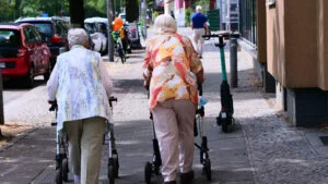6.000 de pensionari primesc un cadou neașteptat. Obiectul care le va face viața mai ușoară