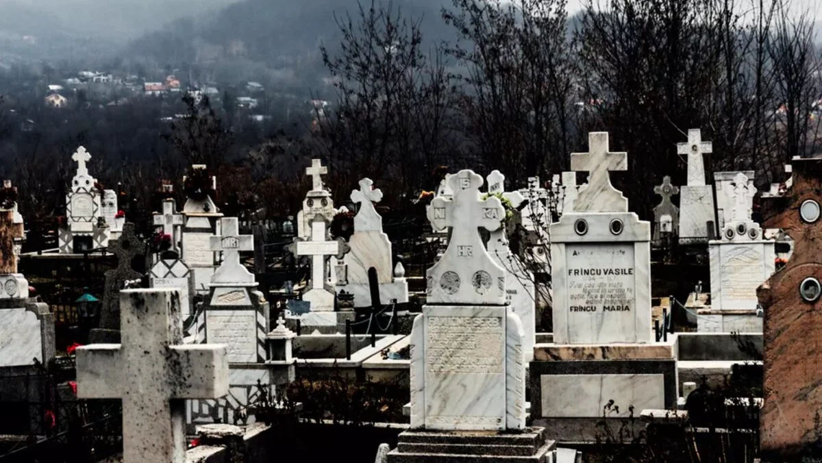 Mafia mormintelor vândute cu tot cu morți. Un loc de veci a ajuns să coste o avere