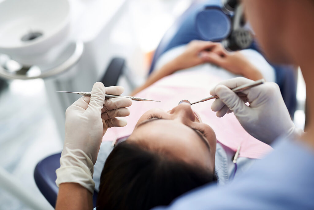 Un medic stomatolog a extras 4.000 de dinți sănătoși, ca să pună proteze scumpe