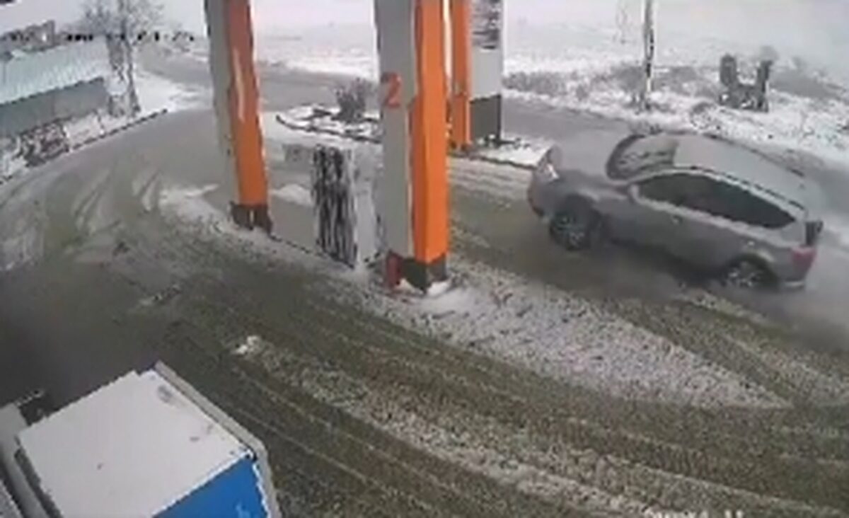 Momente de groază pentru o șoferiță, după ce a derapat pe gheață. Video
