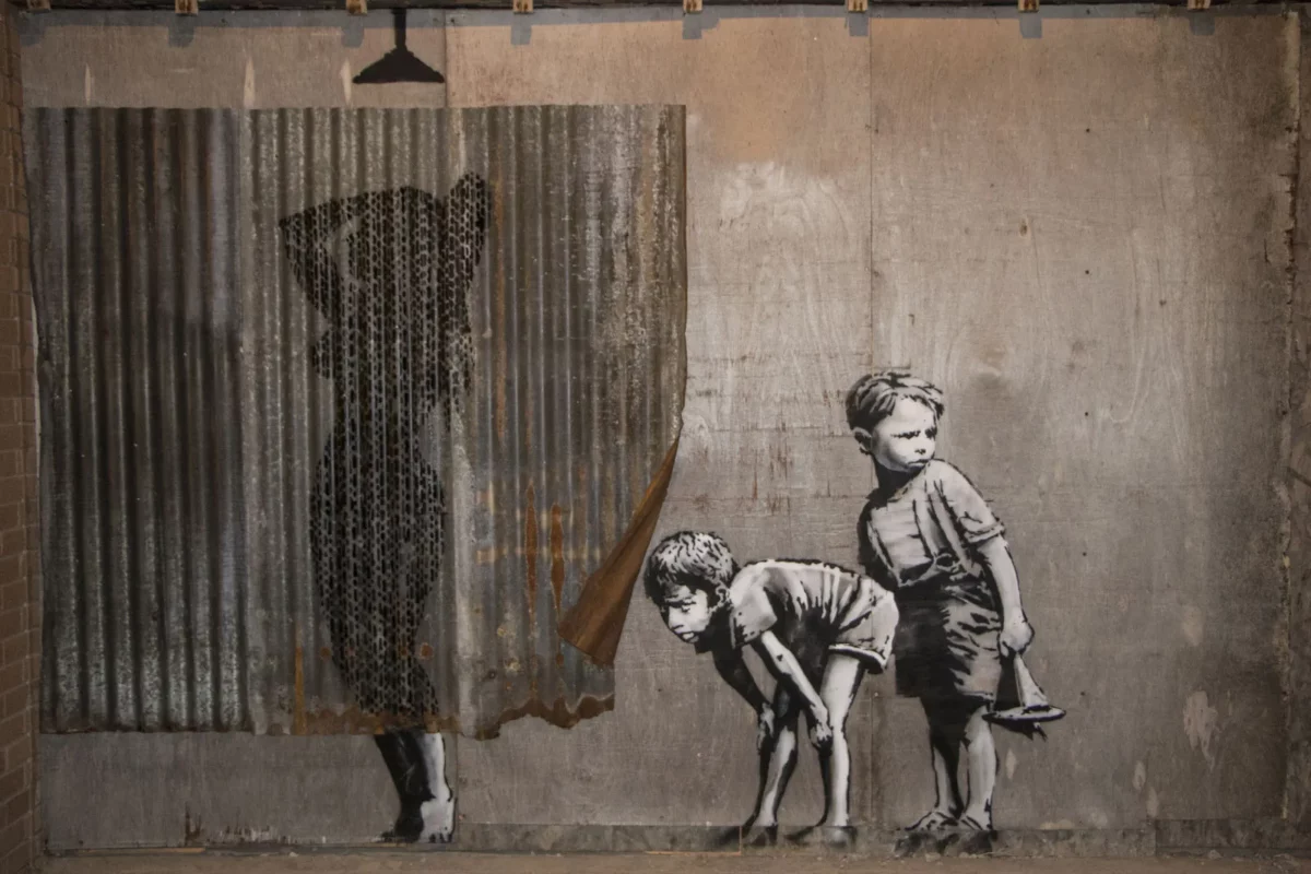 Misterioasa viață a lui Banksy. Interviul care l-a dat de gol