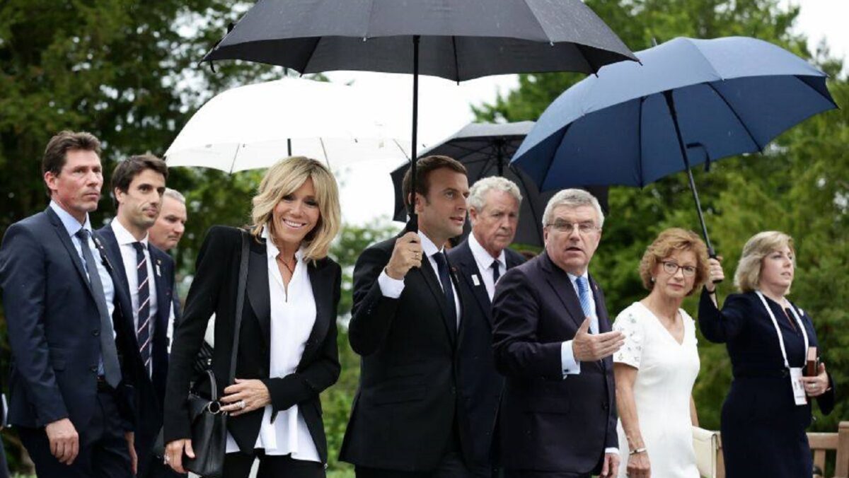 Brigitte Macron a așteptat 10 ani să se mărite cu Emmanuel. Obstacolul care le-a stat în cale
