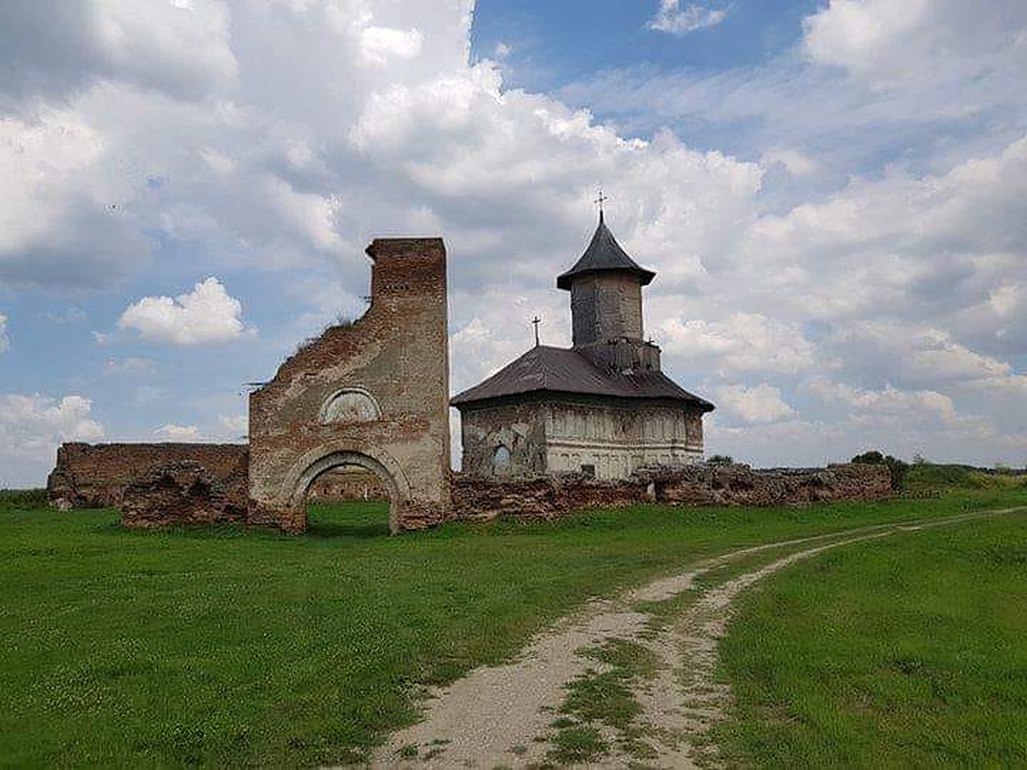 Mănăstirea Plăviceni, locul unde a fost descoperit trupul lui Mihai Viteazul