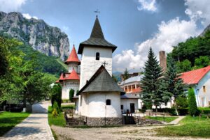 Mănăstirea Râmeț, grădina raiului din Apuseni. Oază de liniște şi rugăciune