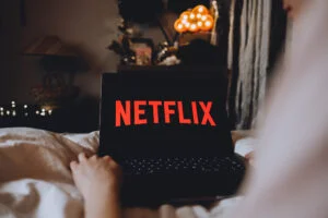 Netflix a lansat un nou film care face furori. A urcat deja pe locul 1 în top 10 filme. Video