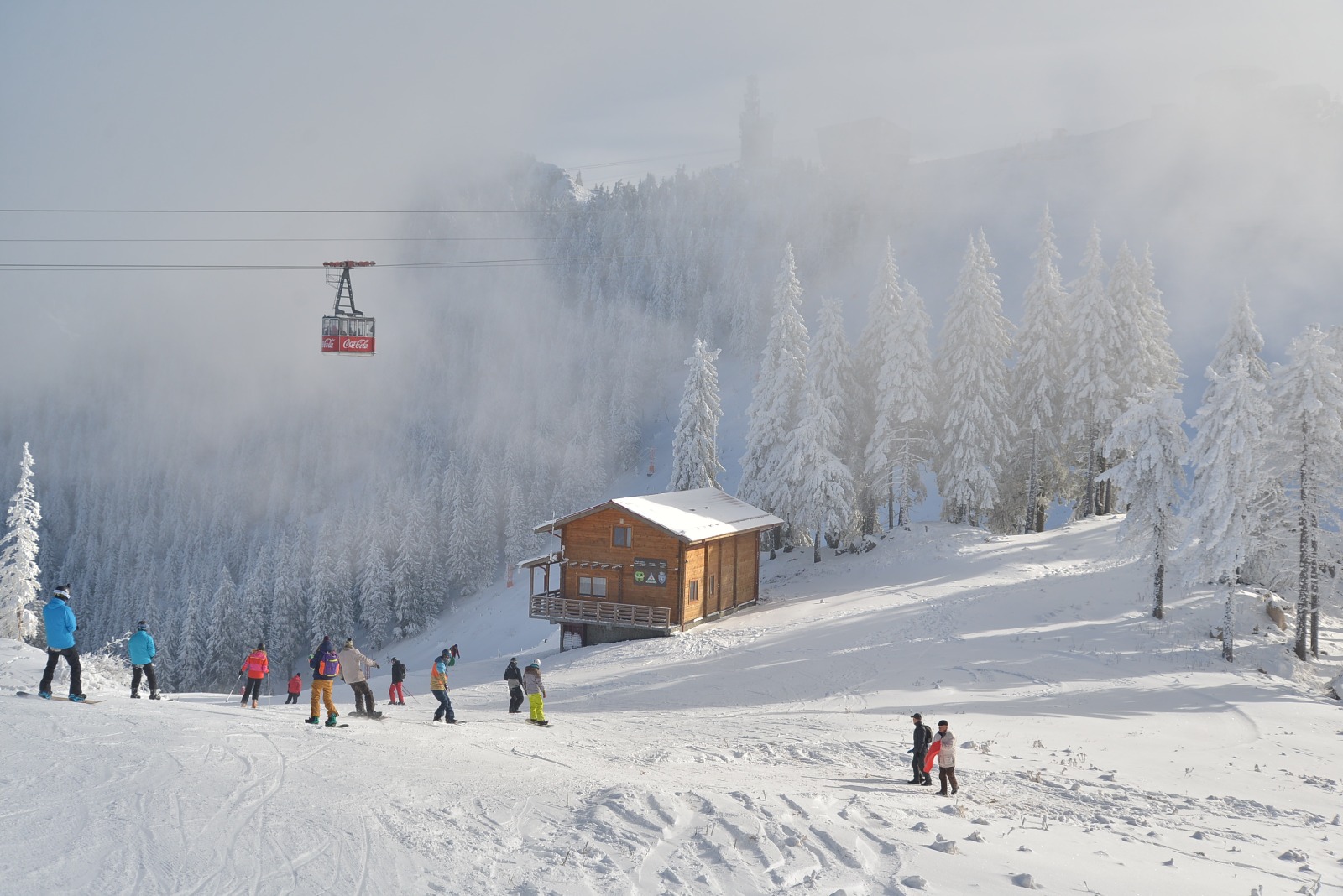Pârtiile de schi de la Poiana Brașov se deschid mai devreme. 