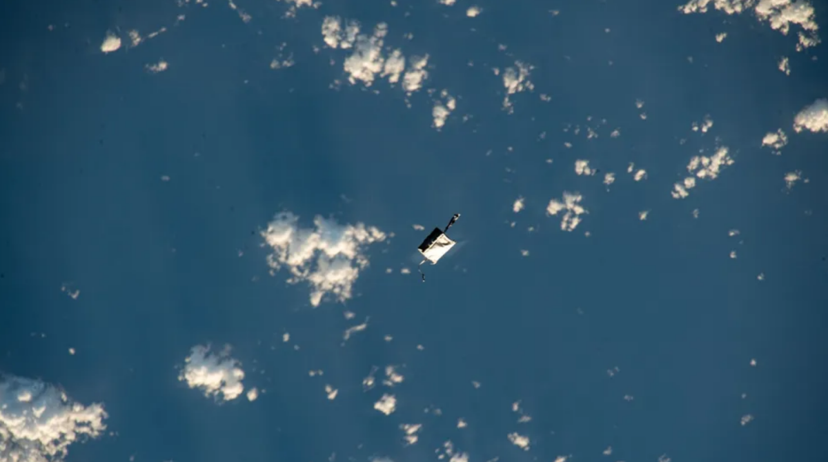 O geantă pierdută plutește pe orbita Pământului. A fost pierdută de la ISS
