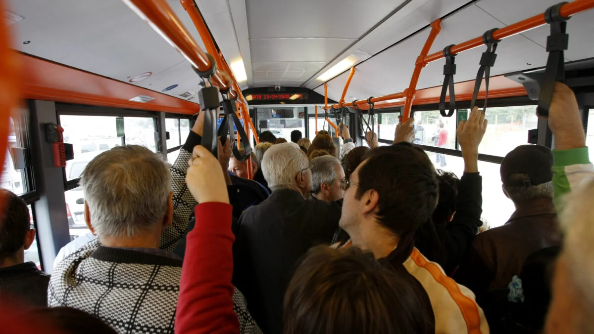 Jaf în autobuz. Femeie de 69 de ani, tâlhărită de doi adolescenți