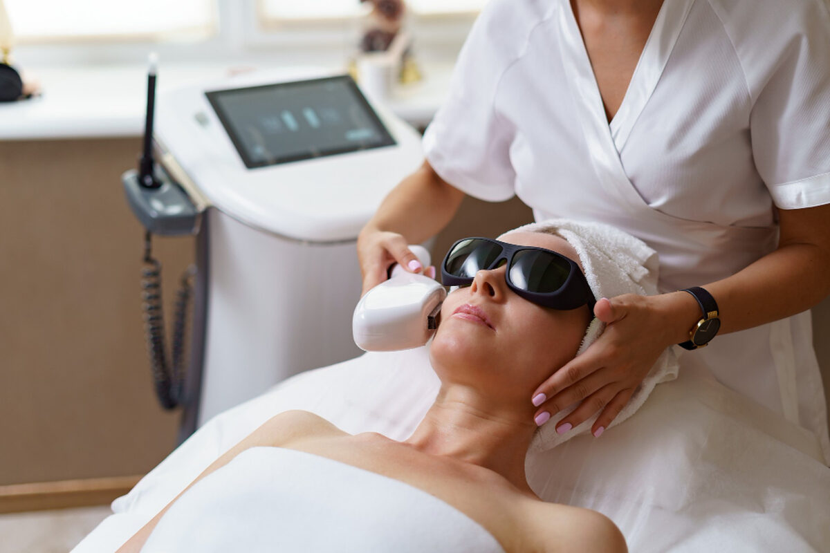 Beneficiile terapiilor cu lumină și laser pentru sănătatea pielii