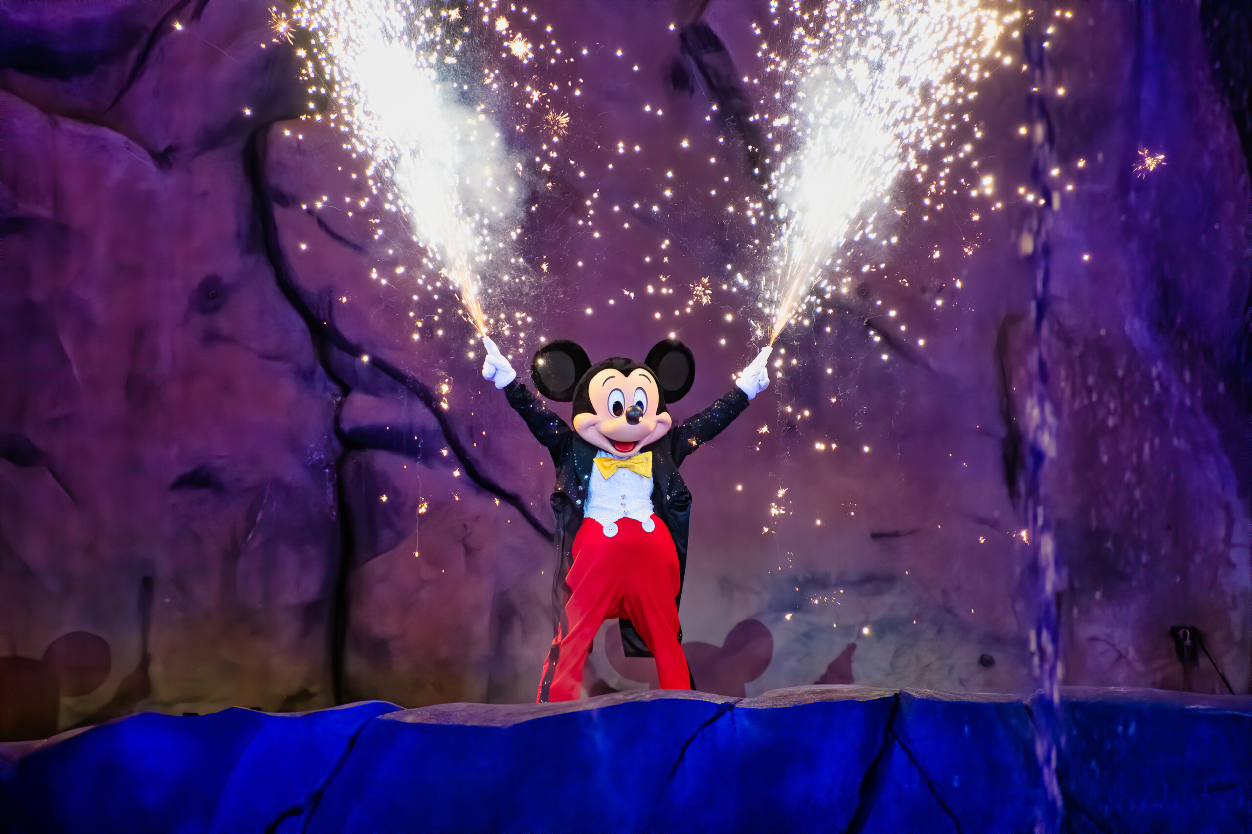 Mickey Mouse pe scenă, cu artificii