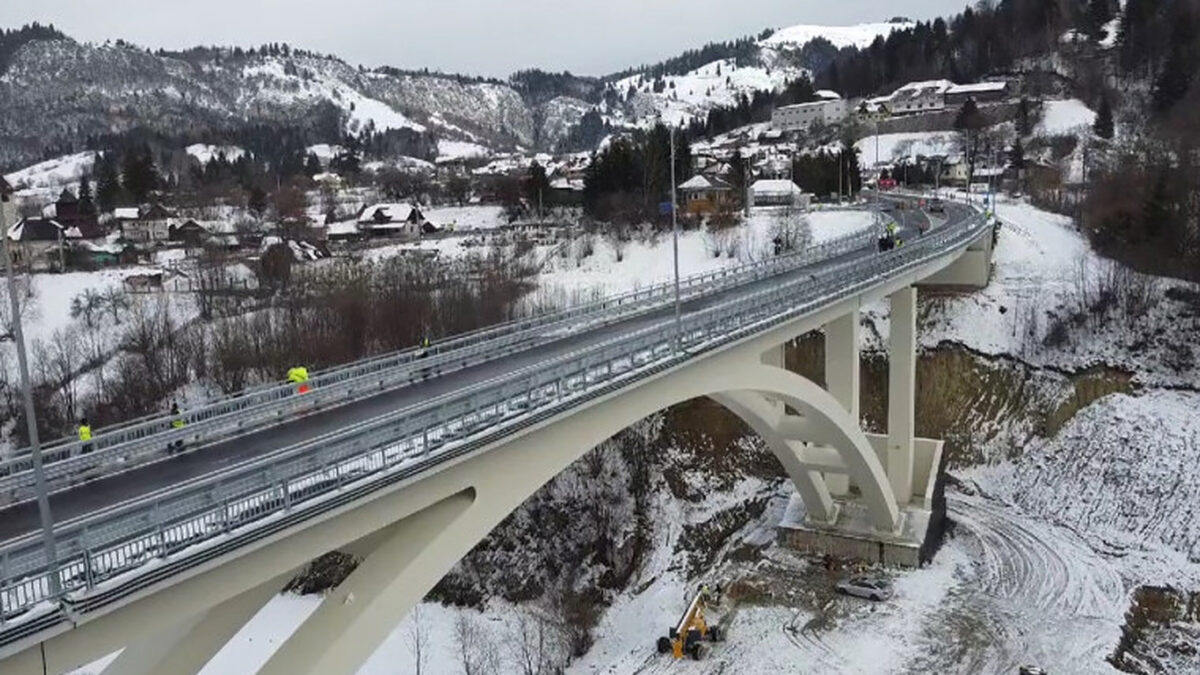 A fost deschis cel mai lung pod în arc din România. Imagini cu construcția