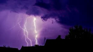 Ploi și descărcări electrice în toată țara. Avertismentul meteorologilor