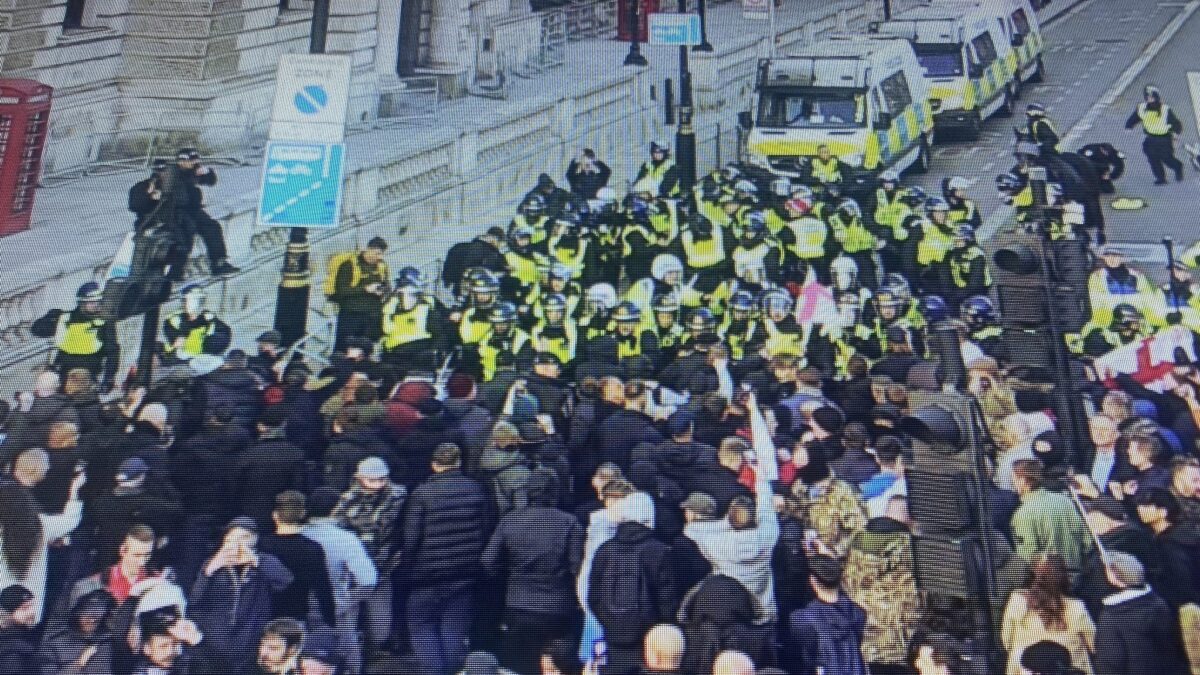 Protest violent la Londra. Bătaie între polițiști și extremiștii de dreapta