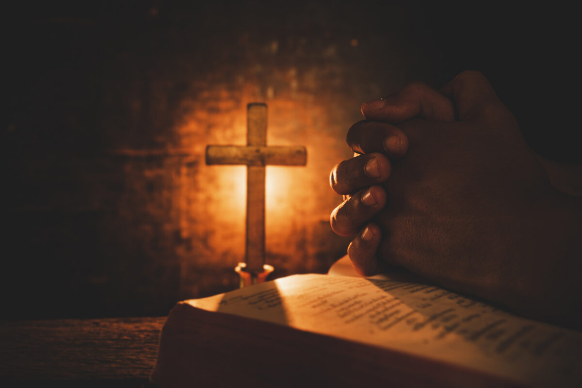 Rugăciune cu biblie și cruce