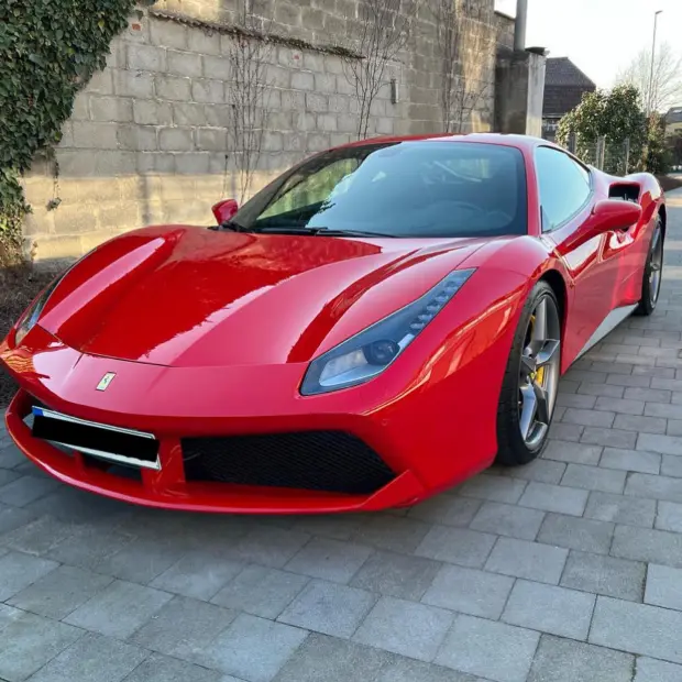 Maşina Ferrari a lui Luca Brecel