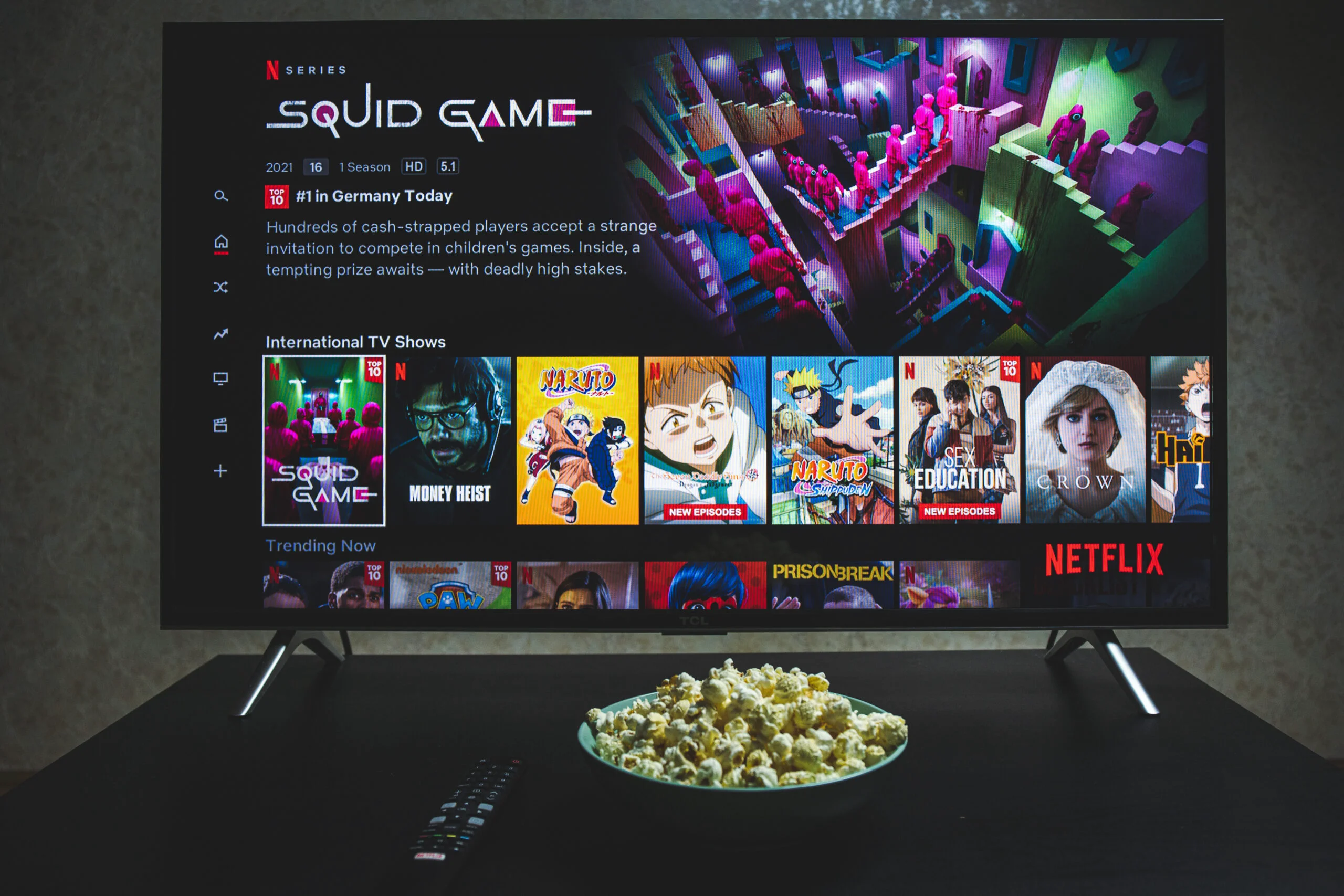 Televizor comutat pe Netflix, ce arată serialul „Squid Game” ca fiind nr.1 în topul celor mai vizionate seriale ale rețelei în Germania