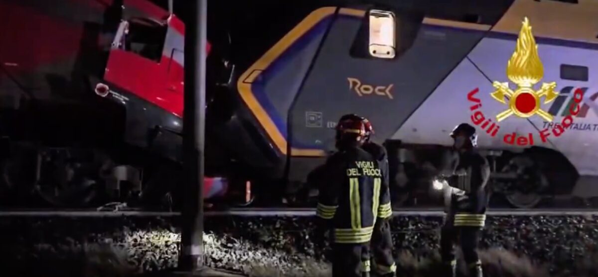 Două trenuri cu sute de pasageri s-au ciocnit în Italia. Sunt numeroase victime