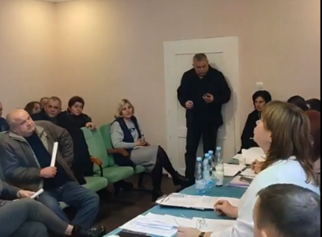 Un deputat din partidul lui Zelenski a detonat grenade în sala de ședințe. 6 persoane sunt în stare critică