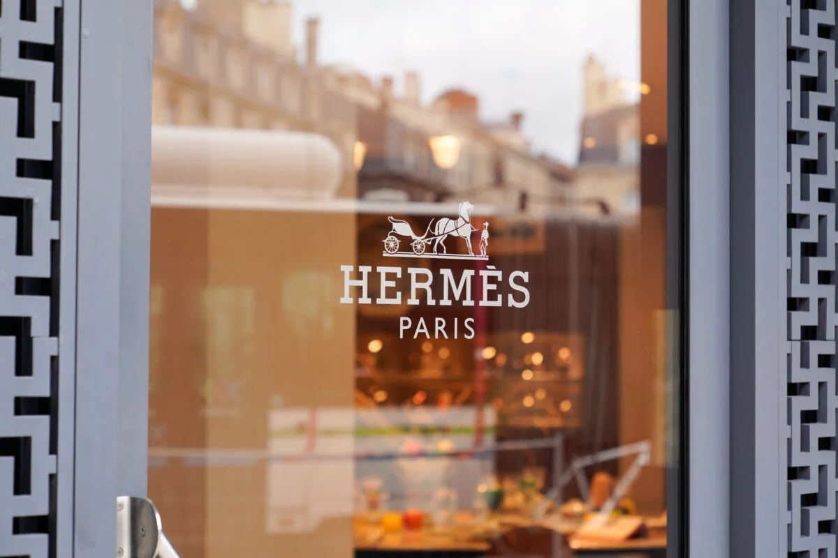 Moștenitorul Hermès vrea să-și adopte grădinarul de 51 de ani