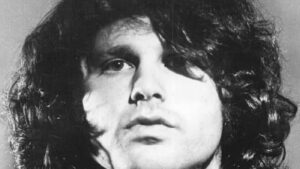 Jim Morrison - artistul rebel răpus de alcool şi droguri