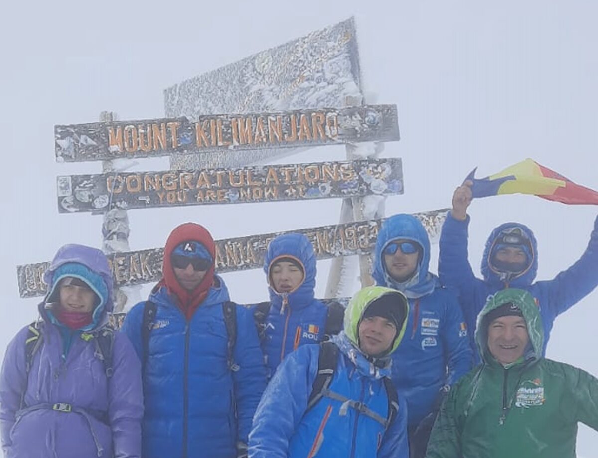 1 Decembrie la înălțime. Trei sportivi cu dizabilități au dus steagul României pe Vârful Kilimanjaro
