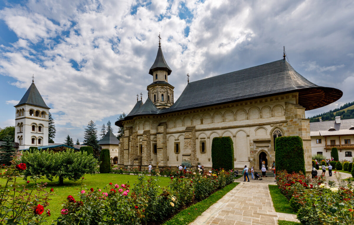 Mănăstirile din România unde credincioșii celebrează Crăciunul