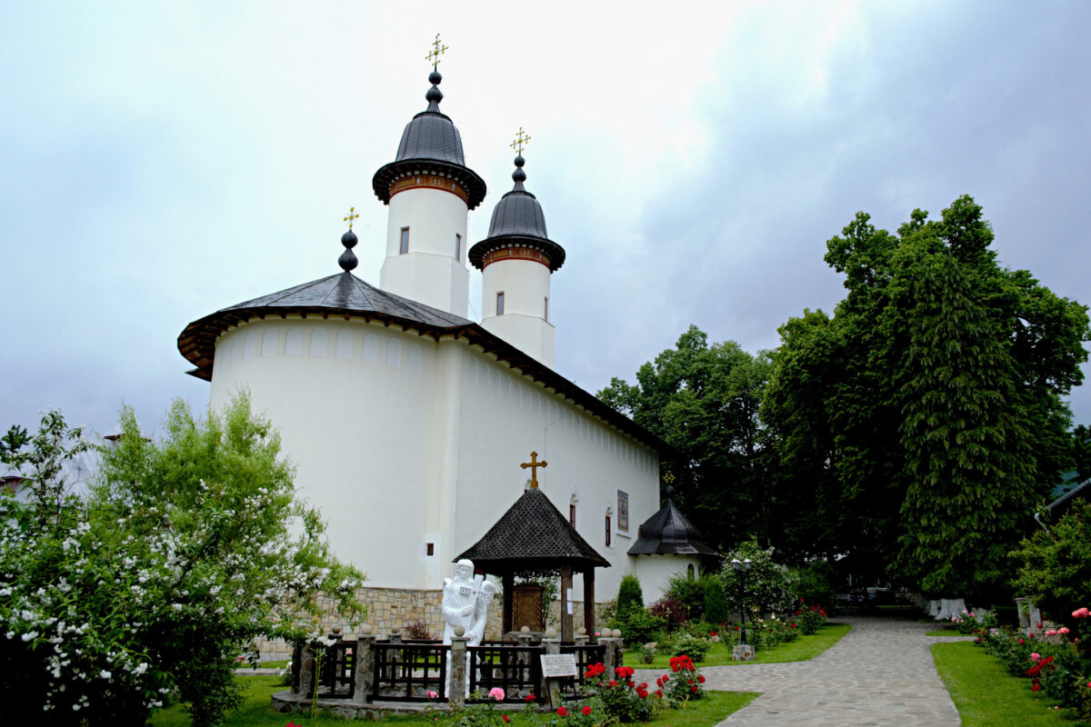 Călugărițele de la Văratec și scandalul care a cutremurat Biserica în anii ’50. Pasiune, bani și tăcere într-o mănăstire păzită de Securitate