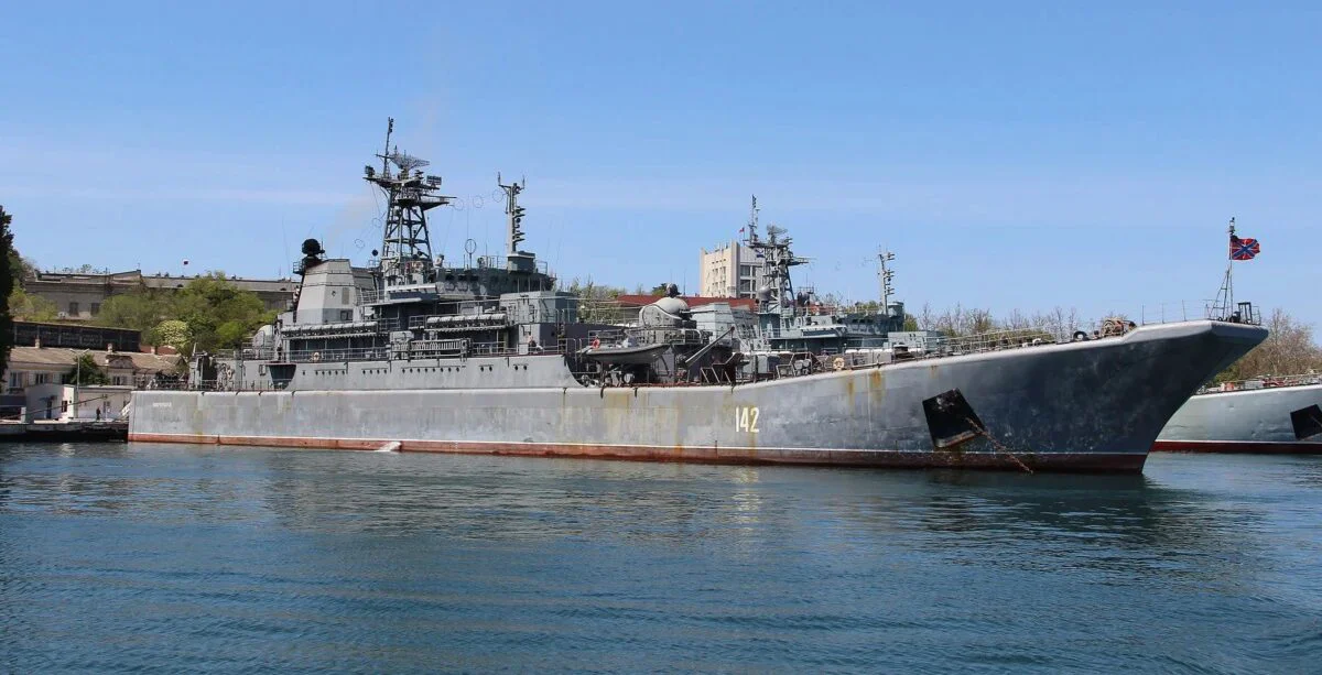 Rusia confirmă: Navă de desant maritim, grav avariată de atacul ucrainean