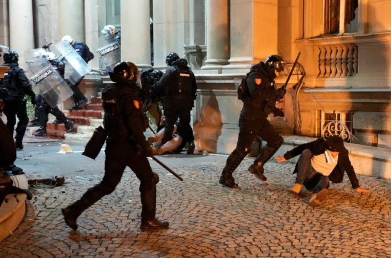 Serbia fierbe. Opt poliţişti, răniţi în urma protestelor. Zeci de persoane, arestate