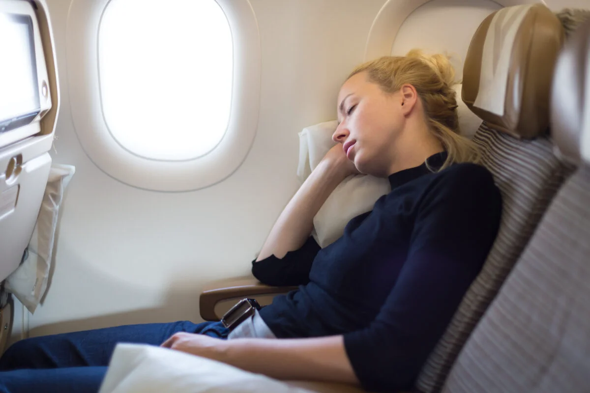 Riscurile la care te expui dacă dormi în timpul decolării și aterizării