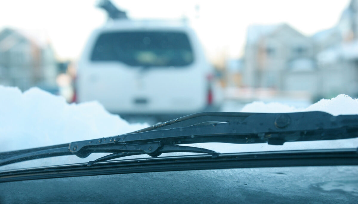 Trucul simplu pentru a-ți păstra ștergătoarele de parbriz funcționale în sezonul rece