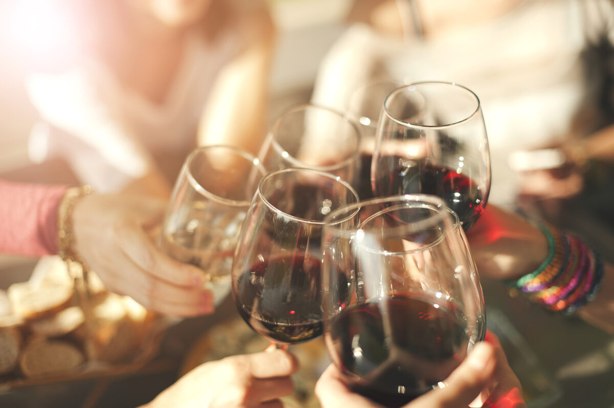 Ce vin se potrivește cel mai bine la masa de sărbători în funcție de preparat și cum îl alegi