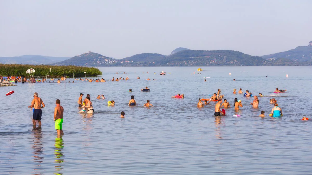 Un hotel de la Lacul Balaton cere oaspeţilor bani pentru curent şi parcare