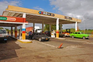 Benzina din această țară, mai ieftină decât apa. Cum s-a ajuns la acest paradox