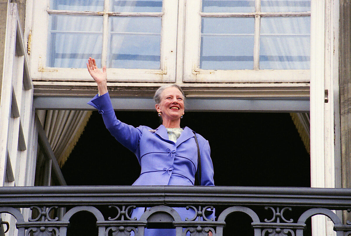 14 ianuarie. Regina Margrethe a II-a a Danemarcei abdică, după 52 de ani de domnie