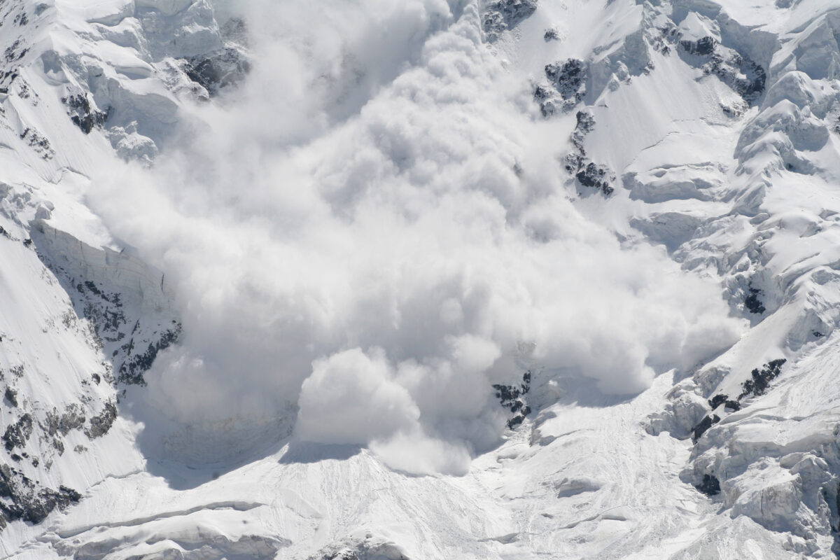 Avertisment pentru turiști: risc crescut de avalanșă la munte