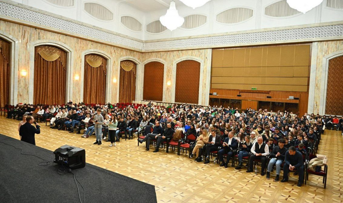 Sute de persoane, prezente la proiecția unui film, organizată de Primăria Chișinău