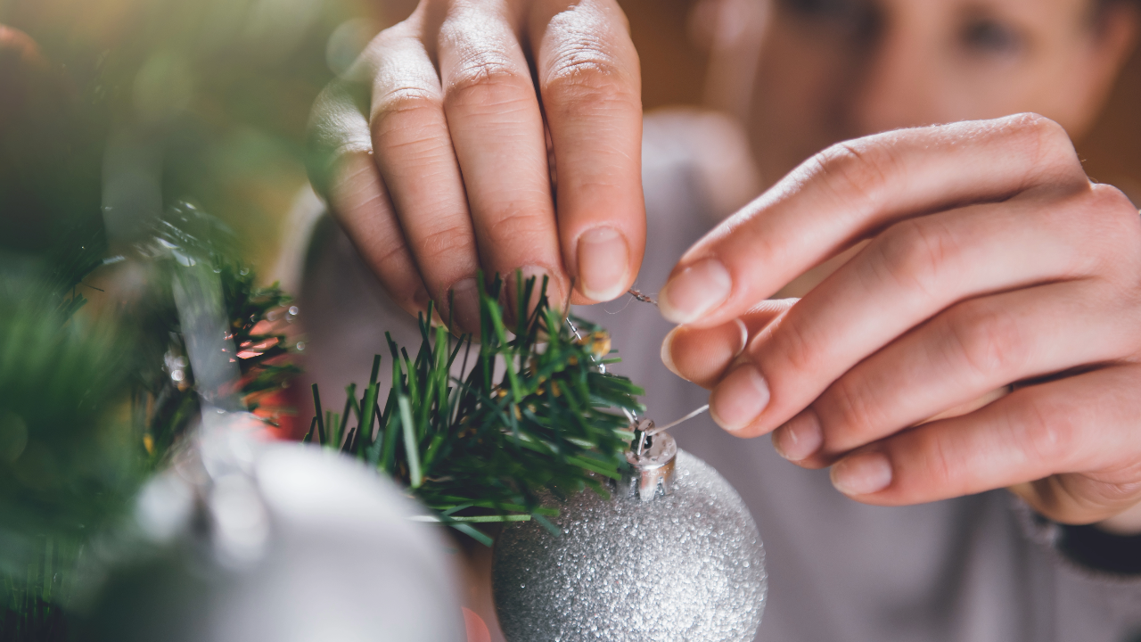 Tradiții și Obiceiuri de Crăciun: Celebrarea Sărbătorii Nașterii Domnului, impodobirea bradului