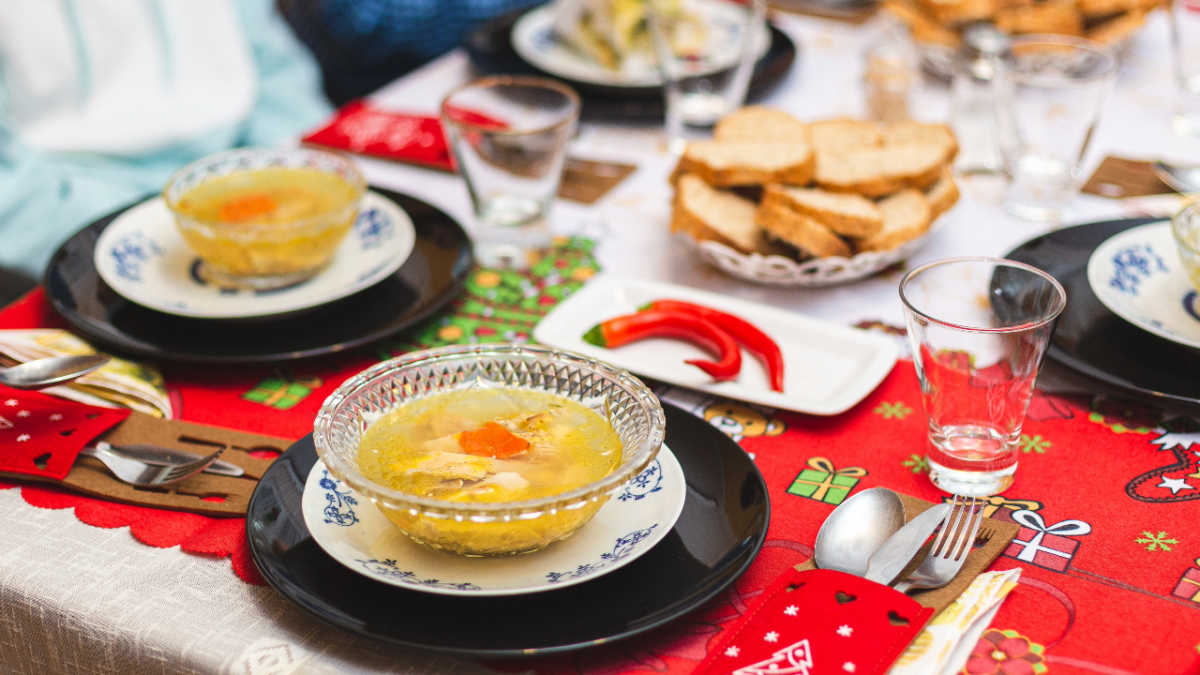 Tot mai mulți români preferă cateringul de Sărbători. Ce buget alocă pentru o masă cu bucate tradiționale