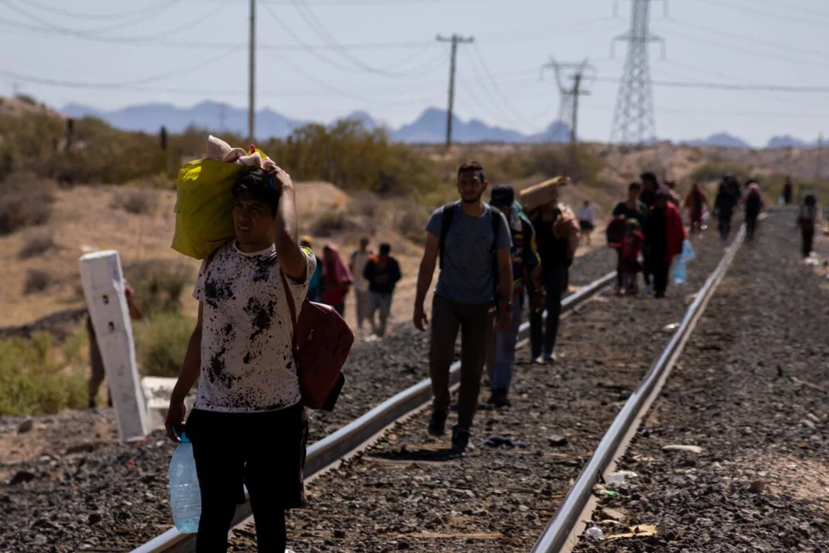 O caravană de mii de migranți merge spre SUA