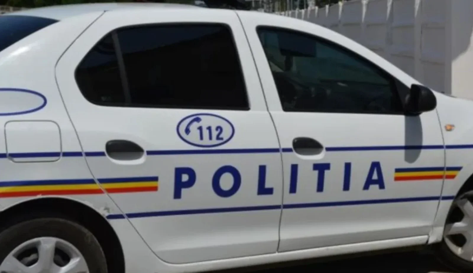 Un bărbat din Lupeni a tăiat cauciucurile unei mașini de poliție. Filmarea a ajuns virală pe Internet