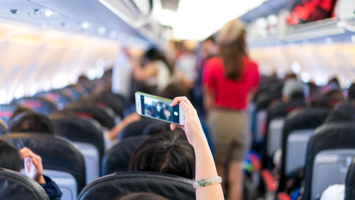 Companiile aeriene care interzic fotografiile în timpul zborului. De ce s-a luat această decizie