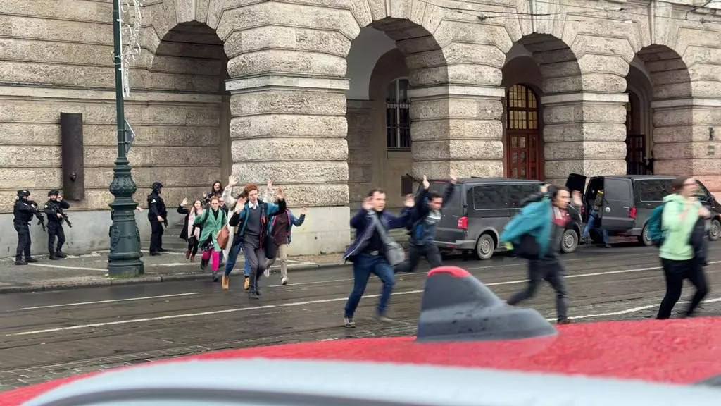 Studenți fugind de atacator
