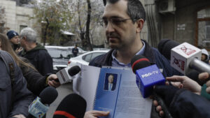 Vlad Voiculescu vrea să-l aducă pe Iohannis martor la proces