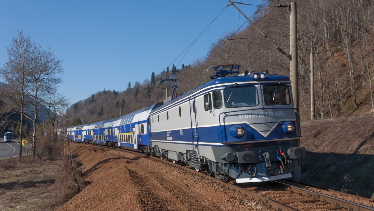 Trenul București-Curtici, blocat în câmp. CFR Călători anunță întârzieri mari